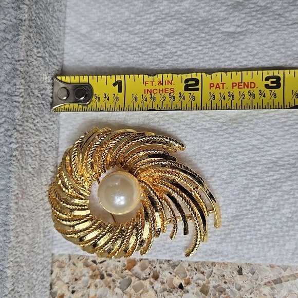 Elegant Gold Swirl Brooch with Pearl Accent - Picture 16 of 17